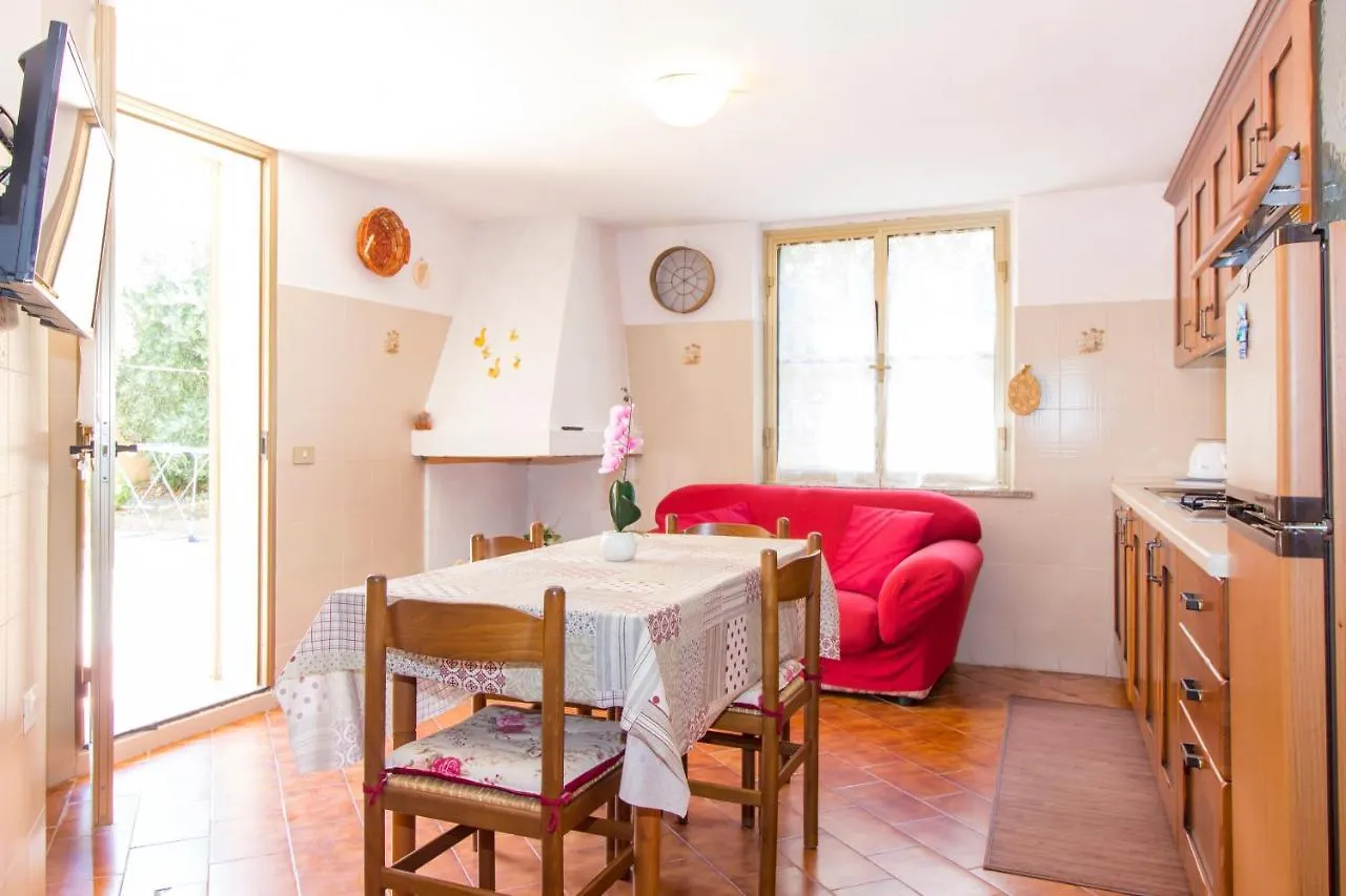 Appartamenti In Villa Con Ampio Giardino Esterno Посада Италия