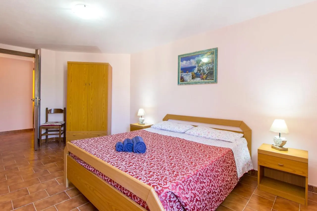Appartamenti In Villa Con Ampio Giardino Esterno Posada  Italien
